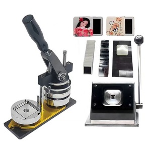 Machine à badges rotative 50 mm carrée pour la fabrication artisanale de badges aimantés en fer blanc avec kit de consommables - Product Image 1
