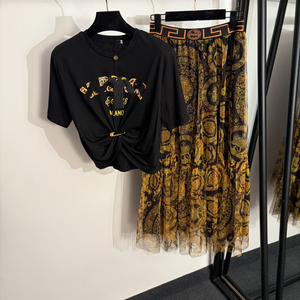 Nouvel ensemble décontracté pour femme : T-shirt à manches courtes cintré avec logo imprimé léopard et lettres, motif Méduse + Jupe en maille imprimée couronne - Product Image 1