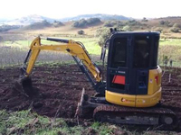 Mini-excavatrice sur chenilles compacte 9045E avec une masse de 4000 kg et une benne de 0,12 m³ pour le creusement de fossés de jardin