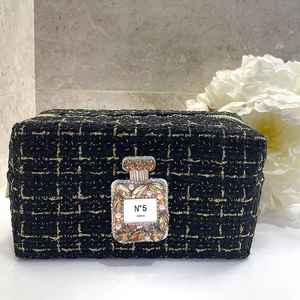 Pochette cosmétique en polyester matelassé d'inspiration vintage avec fermeture à glissière perles détail design de luxe et accent de chaîne en or - Product Image 3