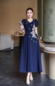 Nouvelle <span class=keywords><strong>Robe</strong></span> <span class=keywords><strong>de</strong></span> Soirée <span class=keywords><strong>de</strong></span> Luxe 2026 Style Chinois <span class=keywords><strong>pour</strong></span> <span class=keywords><strong>la</strong></span> Mère <span class=keywords><strong>de</strong></span> <span class=keywords><strong>la</strong></span> Mariée, Rouge Vin, Col en V, Broderies Strass, Longueur Ras du Sol, Coupe A-Line, Effet Illusion - Product Image 6