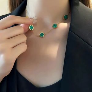 Collar y Pulsera de Trébol de Cuatro Hojas con Doble Diamante de Acero de Titanio y Acero Inoxidable, Cadena de Clavícula Clásica Coreana en Oro de 18 Quilates - Product Image 2