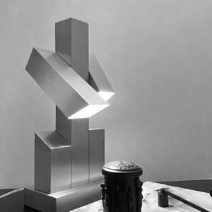 Lámpara de mesa de metal con diseño de robot Interestelar, 20x13x40cm, fuente de luz LED, control de interruptor, para decoración de sala de estar y estudio - Product Image 1