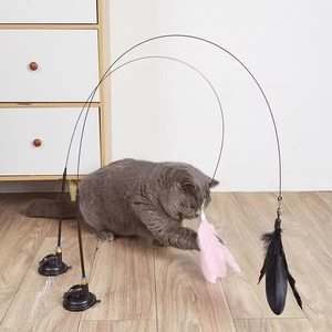 Juguete interactivo sostenible para gatos: varita con plumas, varilla de plástico, ventosa fuerte, mini campana y ratón de juguete que estimula la caza. - Product Image 5