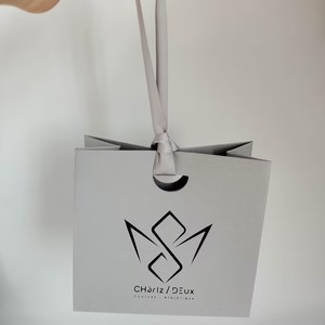 Sac cadeau en papier texturé gris de luxe personnalisé, logo en estampage à chaud noir, poignée en ruban satiné, sac de boutique pour bijoux et cosmétiques - Product Image 5