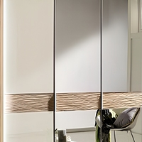 Armoire sur mesure avec portes coulissantes pour chambre à coucher