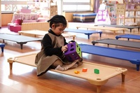 Mobilier Scolaire Maternelle Lit pour Tout-Petits Crèche Empilable Coloré pour Sieste