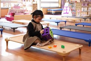 Mobiliario Escolar para Jardín de Infancia Catre Apilable y Colorido para Siesta de Niños Cuna para Guardería - Product Image 5