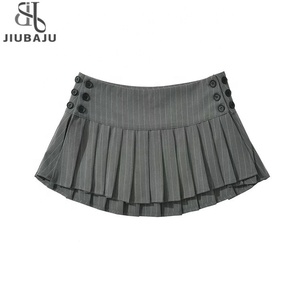 Minigonna a vita alta a righe grigie effetto invecchiato stile college, con pieghe e bottoni laterali a vita bassa, modello a trapezio - Product Image 1