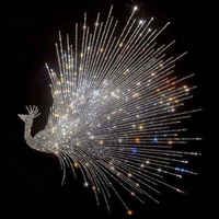 Transfert de strass Paon Éblouissant et Majestueux, Motif Paon à Fixation Thermocollante, Queue Complète en Éventail, Cristal Irisé pour la Décoration de Kaftans et Abayas