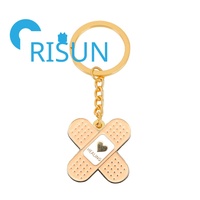 Porte-clés en métal émaillé personnalisé en forme de pansement cœur pour infirmière, cadeau mignon pour les soignants, vente en gros
