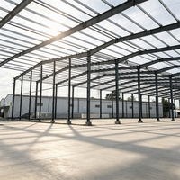 Bâtiment préfabriqué en structure acier robuste offrant une résistance supérieure au vent pour le stockage agricole et l'utilisation en atelier