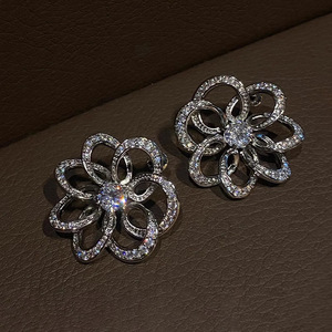 Orecchini a Perno con Motivo Floreale per Donne, Design Elegante Intarsiato, Gioielli per Orecchie alla Moda - Product Image 6