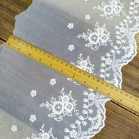 Dentelle florale brodée 24,5 cm couleur ivoire en tulle, nylon et coton, garniture en maille douce pour accessoires de couture de vêtements féminins