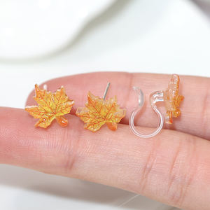 Nouvelles boucles d'oreilles et clips d'oreille en forme de feuille d'érable <span class=keywords><strong>orange</strong></span> en résine minimaliste <span class=keywords><strong>sans</strong></span> trous d'oreille - Product Image 5