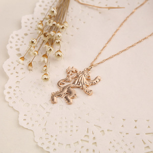 Holesale-collar personalizado de Juego de tronos <span class=keywords><strong>Lannister</strong></span>, joyería de moda con emblema familiar de León de doble cara