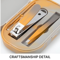 Kit de manucure orange et gris avec coupe-ongles, ciseaux à ongles, fourche à cuticules, pince à épiler et lime à ongles dans un étui de voyage