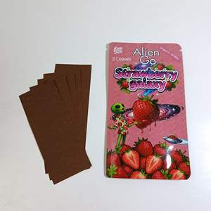 กระดาษห่อบุหรี่ Alien Go สีน้ำตาลเข้ม รูปทรงสี่เหลี่ยมผืนผ้า รสสตรอว์เบอร์รี พร้อมถุงไมลาร์ - Product Image 3