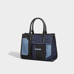 Sac pour femme en denim bleu clair, coutures dégradées, à la mode et unique - Product Image 1