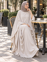 Robe longue modeste en tissu doux de qualité supérieure EVE105 avec manches cape surdimensionnées et drapé frontal élégant en cascade, couleurs personnalisées