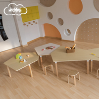 Meubles d'école maternelle, design moderne et simple, table d'élève de classe, forme polygonale, table pour enfants d'âge préscolaire