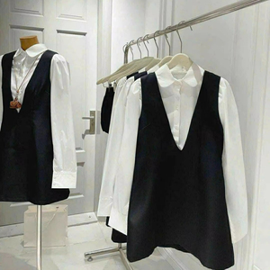 ชุดเซ็ตเสื้อเชิ้ตสีพื้นผ้าทอปกปีเตอร์แพนสีน้ำเงินสำหรับผู้หญิง แต่งขอบสีขาว กางเกงขาสั้นทรงปกติ ผลิตในเวียดนาม - Product Image 1