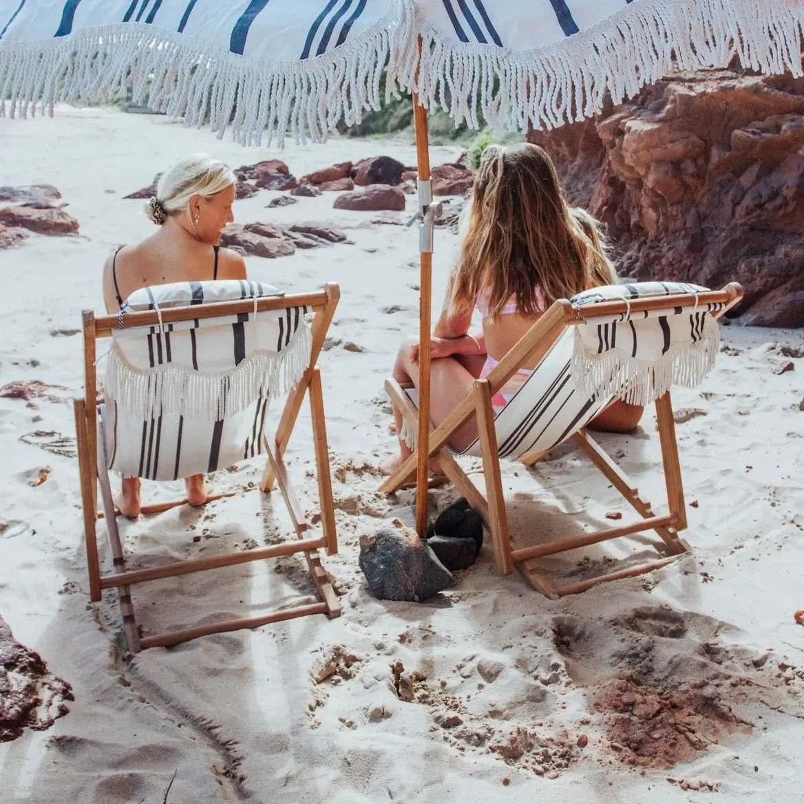 कस्टम की एक किस्म के साथ शानदार समुद्र तट लाउंज कुर्सियों लटकन छाते और लकड़ी की कुर्सी समायोज्य लटकन छाता अधिक है