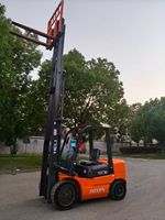 Chariot élévateur diesel HELI 3 tonnes à mât triphasé avec déplaceur latéral hydraulique pour l'empilage et le chargement de palettes en entrepôt