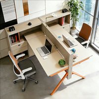 Bureau d'employé moderne et luxueux avec un design épuré, poste de travail durable doté d'un meuble en bois