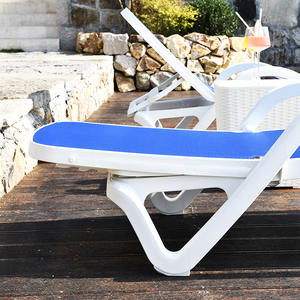 Venta al por mayor Camas de día de plástico al aire libre Poolside Sun Chaise Longue con reposabrazos - Product Image 6