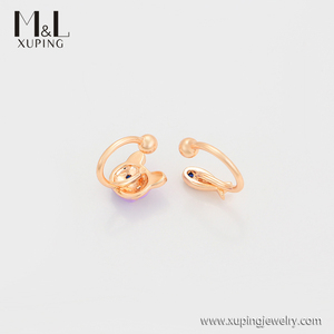 ML88407 XUPING ML Store accessori donna gioielli all'ingrosso creativo gatto e <span class=keywords><strong>pesce</strong></span> design asimmetrico per bambini orecchini Huggie - Product Image 4