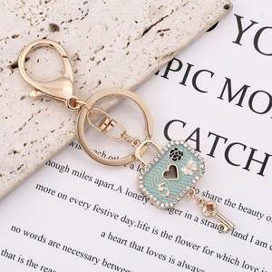 2025 nuevo diseño estilo coreano en forma de cerradura llavero en forma de corazón llavero de aceite de goteo con tachuelas de diamantes bolso de coche de mujer encanto - Product Image 2