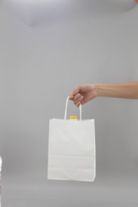 Sacs en papier kraft blanc uni avec poignées torsadées, logo personnalisé - Product Image 3