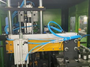 Nouvelle machine de soufflage automatique mini à 2 cavités, 4 cavités, 1500-3000 BPH pour bouteilles en plastique PP PET - Product Image 5