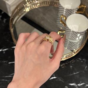 Anillo de Alta Gama con Diseño de Borde de Falda de Seda, Chapado en Oro de 18K y Plata de Ley S925, con Acabado Italiano Cepillado - Product Image 5