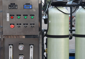 Tour de refroidissement du système <span class=keywords><strong>d</strong></span>'<span class=keywords><strong>eau</strong></span> 250lph RO, machine de traitement recyclé, filtre <span class=keywords><strong>à</strong></span> charbon multimédia avec générateur <span class=keywords><strong>d</strong></span>'ozone, prix de vente - Product Image 5