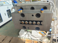 Ligne de production d'extrusion de profilés PE WPC entièrement automatique, fabricant de machines pour la fabrication de revêtements de sol et de clôtures en composite bois-plastique