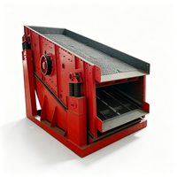 Fabrication métallique sur mesure : Crible vibrant à double étage rouge avec ressorts hélicoïdaux et maille de criblage pour usine minière et carrière