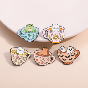 Épinglette en émail en forme de tasse à café mignonne, épinglette en métal pour revers de veste avec des animaux en stock - Product Image 1