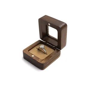 Caja de anillo de franela de nogal negro de lujo, insignia de madera, par de anillos cuadrados de troncos, caja de joyería acrílica, logotipo personalizado OEM, venta al por mayor