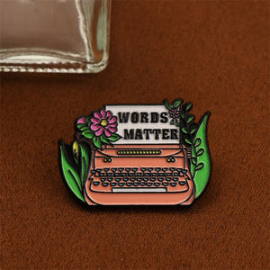 Épinglette en émail de <span class=keywords><strong>style</strong></span> vintage - <span class=keywords><strong>machine</strong></span> à écrire, idéale pour les amateurs de rétro et de la mode inspirée de l'écriture - Product Image 3