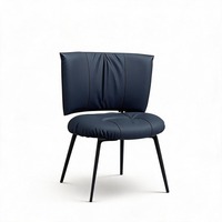 Chaise de salle à manger moderne rembourrée en cuir PU, assise latérale, dossier à coutures verticales, pieds en métal noir pour cuisine et maison