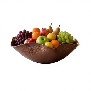 Bol à fruits en cuivre martelé, centre de table décoratif en métal à bord ondulé, grand récipient rustique moderne pour îlot de cuisine - Product Image 1