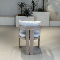 Table de jardin en bois avec plateau rectangulaire et pieds larges pour terrasse extérieure