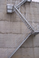 Escaliers extérieurs en acier avec grille en acier galvanisé, marches d'escalier en métal soudé pour escalier d'évacuation extérieur