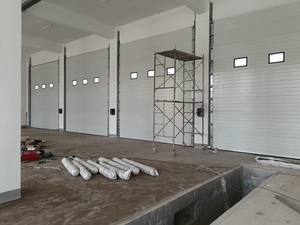 Chine Fabricant Projet d'appartement Automatique Grande <span class=keywords><strong>porte</strong></span> de garage <span class=keywords><strong>sectionnelle</strong></span> motorisée en acier à levage automatique Bifold - Product Image 4