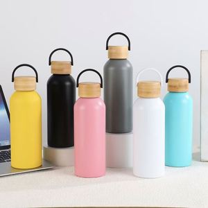 Termo Deportivo Portátil de Acero Inoxidable, Botella de Agua con Aislamiento al Vacío, Recubrimiento de Goma, Asa y Tapa de Bambú - Product Image 4