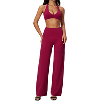 Nouvel ensemble de yoga uni brossé avec débardeur à col licou, rembourrage intégré, design rehausseur de hanches et gainant ventre plat, tenue de sport décontractée coupe boot-cut