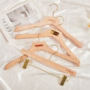 Cintres modernes <span class=keywords><strong>en</strong></span> <span class=keywords><strong>bois</strong></span> de luxe de nom de marque de logo personnalisé pour l'affichage de vêtements - Product Image 4