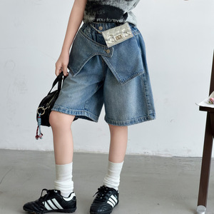 Completo due pezzi estivo 2026 per ragazza: T-shirt grigia a maniche corte con stampa + pantaloncini in denim patchwork (2 pz) - Product Image 2
